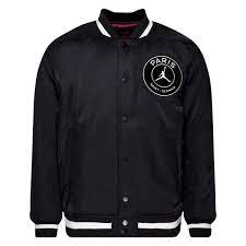 A reimagined sporting staple in homage to nike jordan's ongoing relationship with french football club psg, this varsity jacket combines american athletic style with chic parisian aesthetics. Paris Saint Germain Varsity Jacke Jordan X Psg Schwarz Bordeaux Gold Weiss Www Unisportstore De