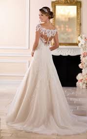 Luxus schulterfrei spitze applikationen hochzeitskleider langarm brautkleider. From Stella York This Off The Shoulder Lace Wedding Dress With Sleeves Is One Of A Schulterfreies Hochzeitskleid Spitzenhochzeitskleid Klassisches Brautkleid