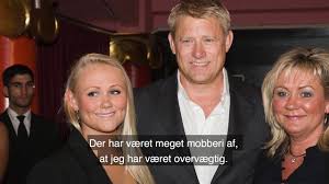 Peter schmeichel er den største målmand i dansk fodbolds historie, og mange mener endda at den er den største målmand nogensiden. Cecilie Schmeichel Jeg Blev Mobbet For At Vaere Tyk Ikke Altid Let At Hedde Schmeichel Youtube