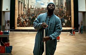 L'acteur omar sy, mondialement connu pour son rôle dans le film intouchable, est actuellement à l'écran dans la série lupin : Meet Me Behind The Mall Omar Sy Lupin 2021