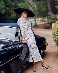 Disponemos de una gran variedad de blusas flamencas, en batista, perforada en color blanco, así como tops a conjunto con las faldas. Barey Las Invitadas De Los 80 S A Todo Confetti Blog De Bodas Para Novias E Invitadas