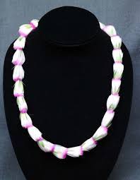 Hawaiian Feather Lei Lokelani Rosebud Lei Hulu White With Etsy Rose Buds Feather Feather Artwork