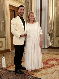 L'attore di successo @arasaydinofficial ha suscitato grande orgoglio all'82°  Festival del Cinema di Venezia. Aydın, che è stato scelto come "Miglior  attore televisivo internazionale" ai Premio Kinéo Awards, uno degli eventi  prestigiosi