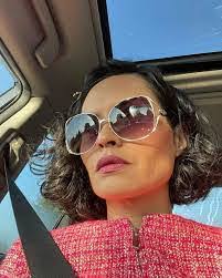 Kelly Winland's Instagram, Twitter & Facebook