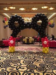 Mickey clubhouse cake table decor, with mickey ears balloon arch, balloon sculptures and more! Mickey Mouse Balloon Arch Mickey Mouse Balloons Mickey Mouse Clubhouse Birthday Party Mickey Theme