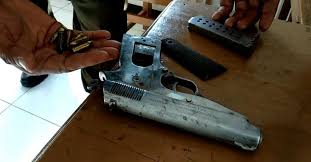 Wanita tersebut mendahului motor dan memberhentikan mobil dengan maksud untuk mengambil kunci motor pelaku. Oknum Tni Ngamuk Pecahkan Kaca Bus Dan Lepaskan Tembakan Di Jalan Bagian 1