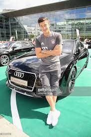 Przez niektórych uważany za jednego z najlepszych piłkarzy na świecie i jednego z najlepszych środkowych napastników w historii. Bayern Muenchen New Car Handover Photos And Premium High Res Pictures Robert Lewandowski Lewandowski Lewandowski Bayern
