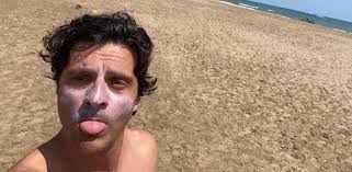 LV_ El Ayuntamiento de Badalona cancela la obra del actor Joel Joan por su  última polémica