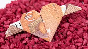 Dieses einfache herz aus eine geldschein kann mit allen (5, 10, 20, 50, 100) geldscheinen falten. Geld Falten Herz Mit Flugeln Geldgeschenke Zur Hochzeit Basteln Youtube
