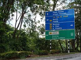 It's located at a major four road crossing point and the village is formed like a square along the roads. Setiap Huruf Warna Bentuk Pada Signboard Di Jalan Raya Ada Maksud Tersendiri Rujuk Sini