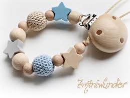 Außer dem namen sind auch süße motive und hübsche farben, die an das geschlecht des. Schnullerkette Ohne Namen Fur Jungs Natur Tone Hakelperle Ostern Easter Schnullerkette Name Fur Junge Schnuller