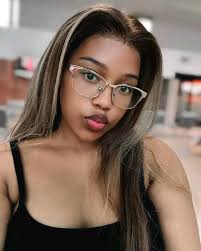 Can eyes turn red from period contact?