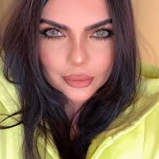 Waoooo que clase de sorpresa he tenido hoy me han mandado la unica foto que  tenia de niña, foto que se me echo a perder 🥺 y me habia quedado sin ningun