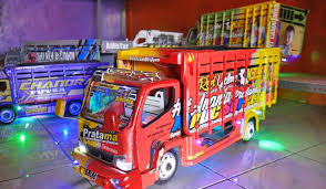 Cara membuat kabin miniatur truk ukuran jumbo part 2besar dan mirip asli, sebelum menonton video ini silahkan tonton video cara membuat kabin miniatur truk. Viral Dan Banyak Dicari Miniatur Truk Oleng Buatan Riman Banjir Orderan Beta News