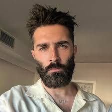 Kate Clutter's Instagram, Twitter & Facebook