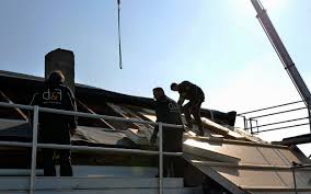 Einbau Der Aufsparrendammung Hersteller Bauder Installation Of The Insulation Over Rafters Manufacturer Bauder Metallfassade Bauen Im Bestand Fassade