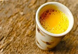 Le Lait D Or Est Une Boisson Excellente Delicieuse Et Incroyablement Saine Particulierement Bonne Pour Les Golden Milk Recipe Turmeric Smoothie Turmeric Milk