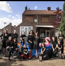 De twee oudste meiden van 8 en bijna 6 hebben een eigen slaapkamer met beddengoed dat bij het interieur van het kamertje past: Een Huis Vol Fotos Facebook