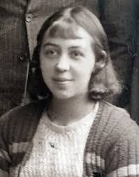 Daisy Batten's Instagram, Twitter & Facebook