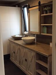 badkamermeubel in landelijke stijl met barn door systeem aan de spiegelkast badkamer badkamer wastafel badkamermeubel