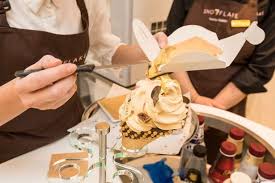 Harga satu porsi es krim 1,60 euro dan es krim spesial seperti yang dibubuhi sampanye atau daun emas, harganya tentu lebih mahal. Aiskrim Paling Mahal Di Dunia Media Viral