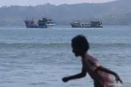 Di pagi hari, hasil ikan tangkapan nelayan akan di jual di sekitar areal pantai. Tpsynk0k47ntgm