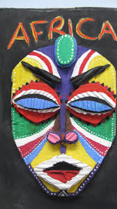 Lovely Cardboard Mask Made From Layering Of Cardboards For Theme Africa Hudozhestvennye Proekty Kartonnye Skulptury Iskusstvo Dlya Nachalnyh Klassov