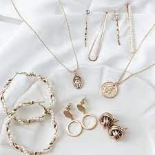 Details Sizing Care Wear This Beautifully Sweet Crafted Pendant Alone Or Layer It For Sophistication Minimal Gold Jewelry Clean Gold Jewelry Gold Jewelry