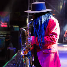 Sax es un músico que se ha distinguido por su maestría para ejecutar el saxofón y que durante las últimas tres décadas ha hecho historia en la maldita vecindad, gracias al estilo que han logrado al fusionar géneros como el rock, ska, reggae, punk e influencias tradicionales de la música mexicana. Sax De Maldita Vecindad En Estado Critico De Salud Latin Us