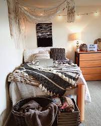 This Mid Century Modern Living Room Space Is Hippy Midcenturymodern Midcenturymodernlivingroom Mi Elegant Dorm Room Dorm Room Designs Dorm Room Inspiration