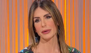 Arianna David combatte una battaglia coraggiosa contro l'anoressia,  rivelando di indossare la taglia 34 da bambina e di consumare solo  fagiolini