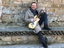 Il disco, disponibile in digitale, cd e doppio vinile, comprende 10 brani cantati, tre strumentali e una. Dodi Battaglia A Civita Di Bagnoregio Il Chitarrista Dei Pooh Gira Un Videoclip Foto Corriere Di Viterbo