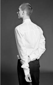 white shirt 男性 シャツ 男 モデル モデルポーズ