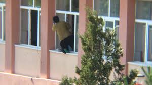 Hanu romanesc local business pitesti. Femeie De Serviciu Isi Pune Viata In Pericol La Scoala Nr 14 Din Pitesti Youtube