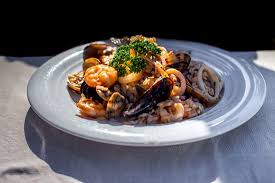 Il pesce persico (un po' come il lavarello), con carne morbida e delicata, è una preda ambita dai pescatori, non solo nel lago di como ma anche nel ceresio e in tutti i laghetti brianzoli. Il Migliore Risotto Al Pesce Persico Recensioni Su La Darsena Como Tripadvisor