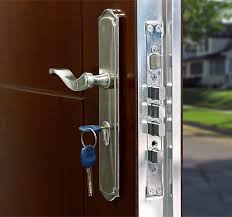 Mottura 52.571/28 per porte blindate triplice, a doppia mappa, 4 mandate, con scrocco reversibile, quadro maniglia, 4 chiavistelli tondi mm.18, entrata mm.63, fornita con 3 chiavi, senza accessori. Serrature Per Porte Blindate Milano Carola Luca