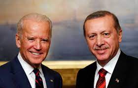مخالفان اردوغان می‌گویند طرح او برای بازگرداندن زبان عثمانی و رسم‌الخط عربی به مدارس گامی دیگر در جهت نابودی اصلاحات سکولاری است که آتاتورک در ترکیه ایجاد کرده بود و جدایی دین و. Ù…ÙˆØ§Ø¬Ù‡Ø© Ù…Ø¨ÙƒØ±Ø© Ø¨ÙŠÙ† Ø¨Ø§ÙŠØ¯Ù† ÙˆØ¥Ø±Ø¯ÙˆØºØ§Ù† Ø§Ù„Ø­Ø±Ø©