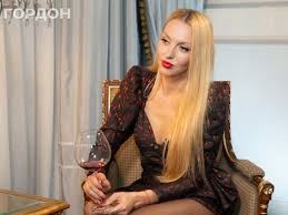 Сейчас полякова, актриса, телеведущая, певица и суперблондинка, часто мелькает на телевидении и мерцает яркими. Polyakova Ministr Kultury Privez Menya Pet K Yanukovichu V Nadezhde Chto Budet Intim Gordon