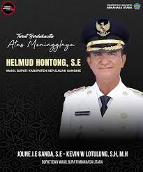 Embo helmud, demikian almarhum disapa dikabarkan meninggal dunia dalam perjalanan udara dari bali menuju makassar. Gyfcrp4kbkrcam