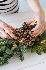 Doch ab wann weihnachtsdeko allgemein hervorgeholt wird, lässt sich viel enger eingrenzen: Tannengirlande Mit Lichterkette Selber Binden Weihnachtsdeko Fur Tisch Und Tur Blumigo