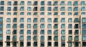 Bei einer nutzfläche von 13.500 m² sind 2.230 m² wohnfläche (40. Die Fassade Des Dz Bank Gebaudes Am Pariser Platz 3 In Berlin Es Ist Ein Buro Konferenz Und Wohngebaude Lizenzfreie Fotos Bilder Und Stock Fotografie Image 79206127