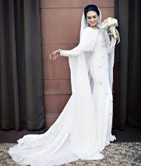 Bahkan, ada satu gaun yang saya gunakan sampai lima lembar kain. 9 Idea Gaun Nikah Yang Pernah Disarung Oleh Finalis Dewi Remaja Remaja