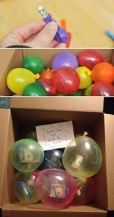 Fullen Sie Eine Stabile Schachtel Mit Leichten Luftballons Die Mit Sussigkeiten Bargeld Usw Gefullt Sind Basteln I In 2020 Diy Christmas Gifts Christmas Diy Diy Gift