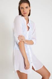 Ouverture boutonnée sur le devant. Chemise De Plage En Voile De Coton Blanche Nolie Mussola Livia