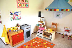 Kinder Kaufladen Selber Bauen 10 Ideen Fur Das Beliebte Spielzeug Verkaufsstand Karton Regal Kinderzimm Kinder Kaufladen Spielzimmer Ideen Holzspielkuche