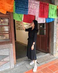instagram 上的sherry 莊翊晨 此生 我可能沒機會一睹西藏風采 不過透過展覽 或許能深入了解當地風俗民情 展覽現場有插畫 平面攝影 還有紀錄片可以欣賞 插畫是我高中好夥伴的業餘興趣 不過她把興趣當成專業在做 透過她的導覽 我 famous places places