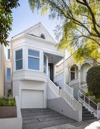 Jensen architects take on modern home renovation project in san francisco and turn a fading victorian house into a modern dwelling. A Contemporary Renovation Was Given To The Interior And Exterior Of This House In San Francisco