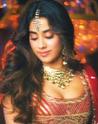 Jhanvi kapoor and khushi kapoor at sonam kapoor sangeet ceremony. From Demure Dame To Smokin Siren Janhvi Kapoor Ups The Beauty Game In Panghat Song From Roohi Bollywood News Bollywood Hungama
