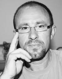 Árvores vergadas aos anos e às intempéries