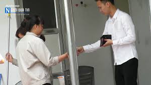 Nhà vệ sinh công cộng Hà Nội: Chủ trương miễn phí, nhân viên thu tiền?